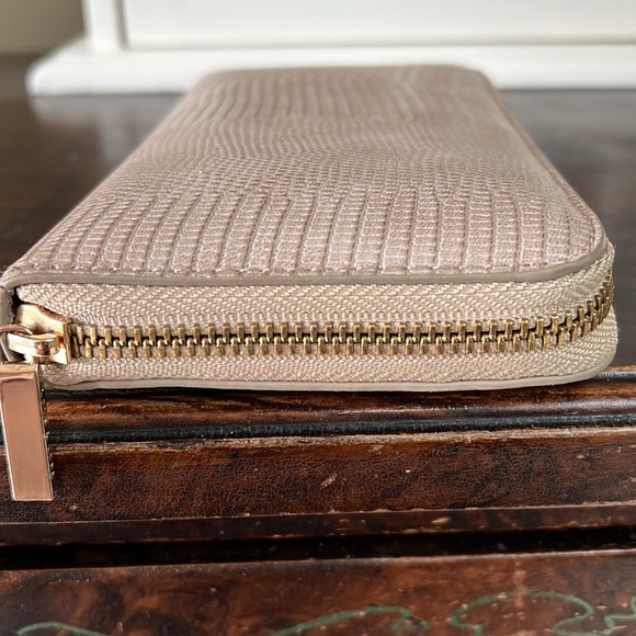 Beautiful 🌸 LOVE & LORE ZIP AROUND WALLET - Picture 7 of 9